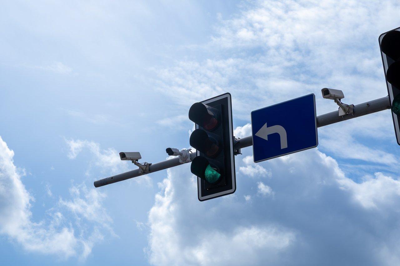 Radar urbain multifonctions surveillant la vitesse, les feux rouges et le bruit en ville.