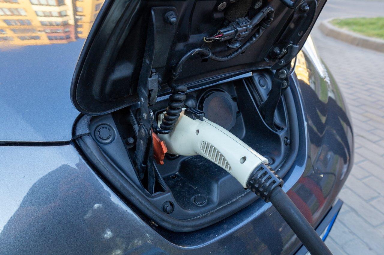 Station de recharge urbaine pour véhicules électriques sous un ciel clair, facilitant la recharge quotidienne.