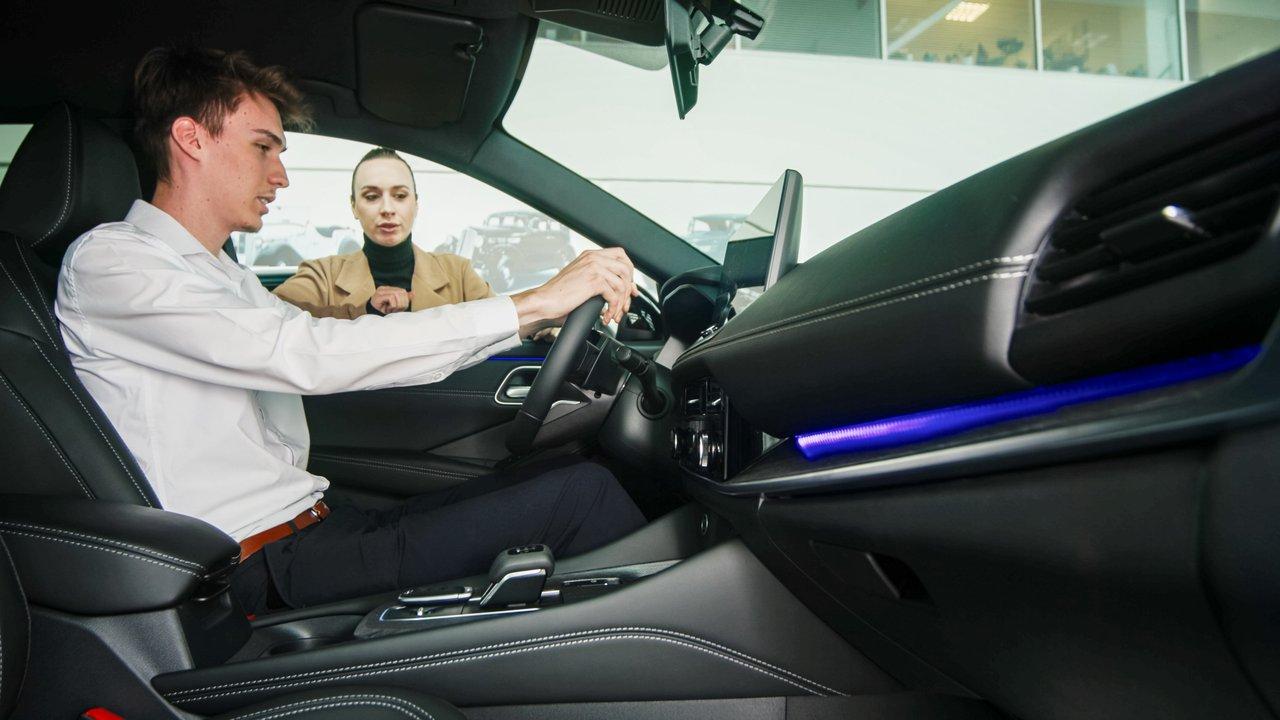 Test de nouvelle voiture en milieu urbain pour évaluer maniabilité et confort lors du new car test drive urban.