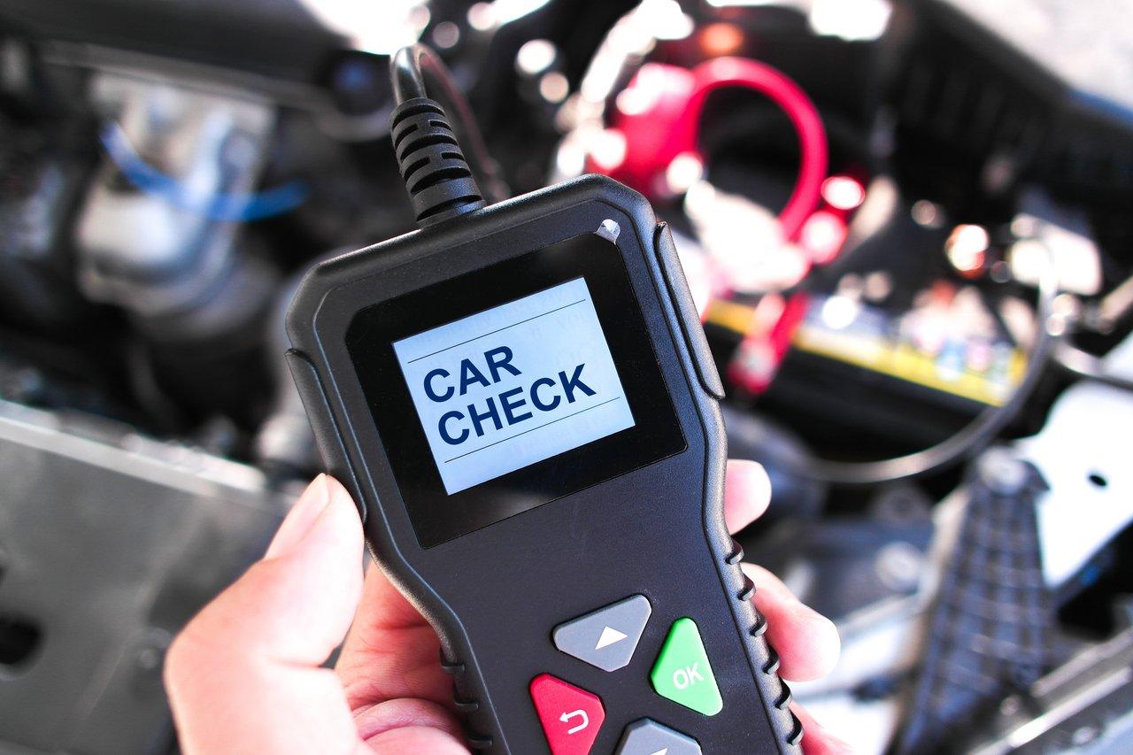 Valise de diagnostic automobile OBD affichant les codes défaut pour un entretien précis du véhicule.