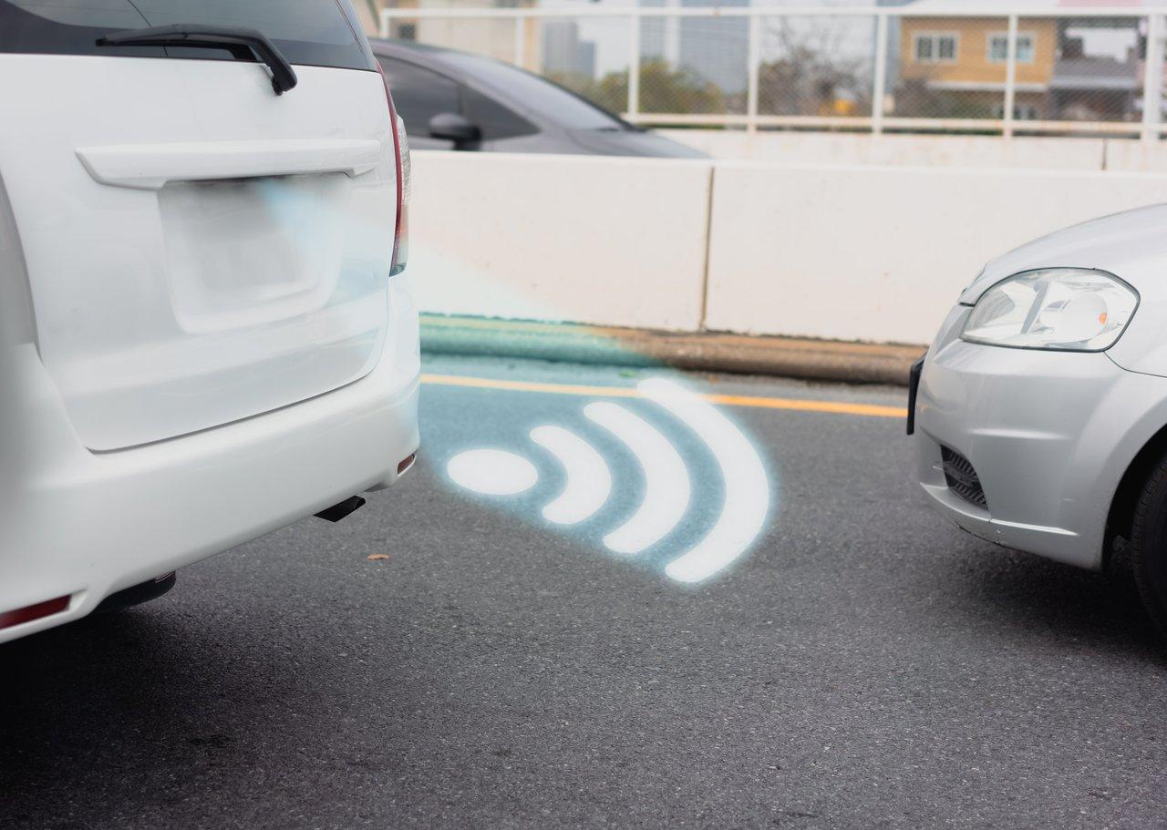 Véhicule moderne équipé de capteurs LiDAR, intégrant la technologie de sécurité avancée pour 2025.